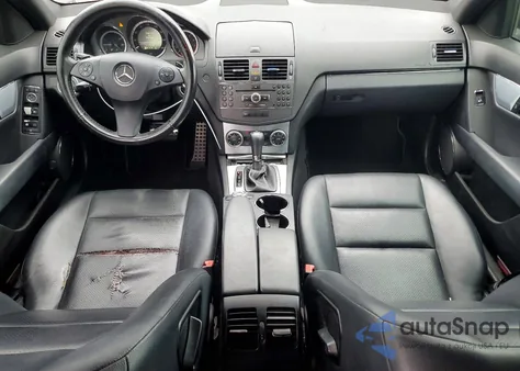 2010 Mercedes-Benz C 300 z USA, uszkodzony, nr VIN WDDGF5EB2AF438785